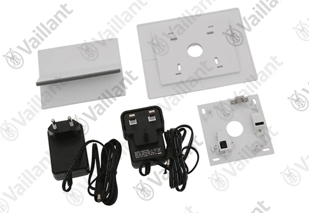 Vaillant Set mit Halterung, Netzteil und Kabeln, geeignet für die Installation von eRELAX-Geräten. Komponenten in neutralen Farben auf weißem Hintergrund.